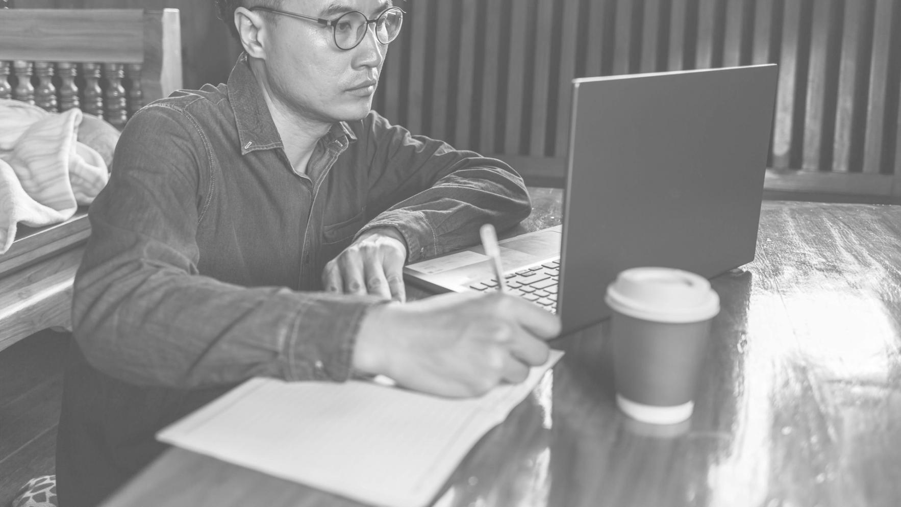 Analyse financière avancée avec graphiques et données complexes